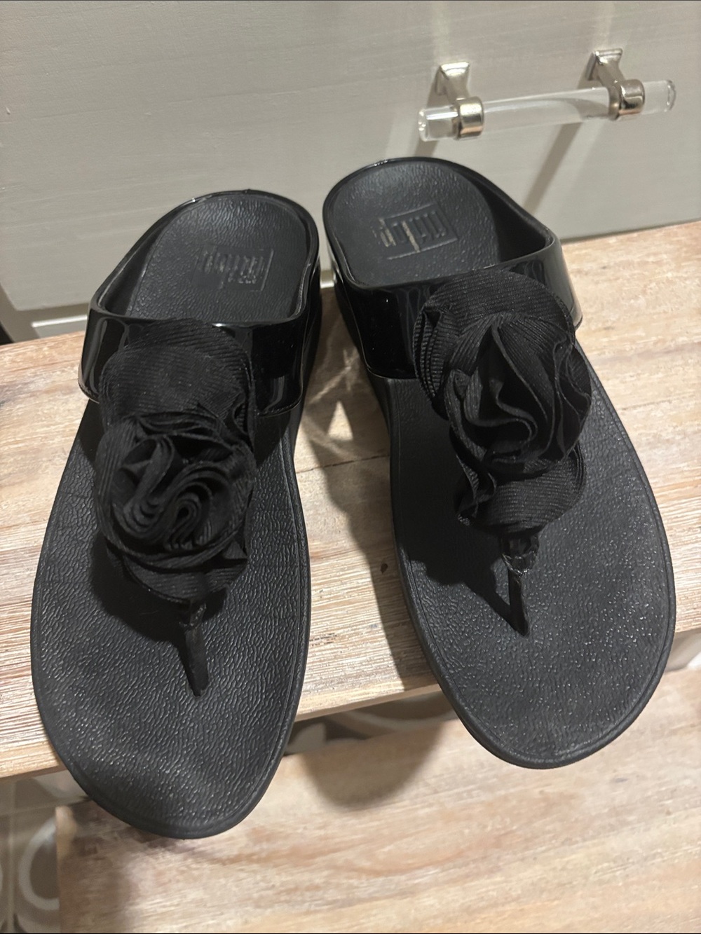 FitFlop Women’s Black Floral Toe-Post Sandals Sz 6